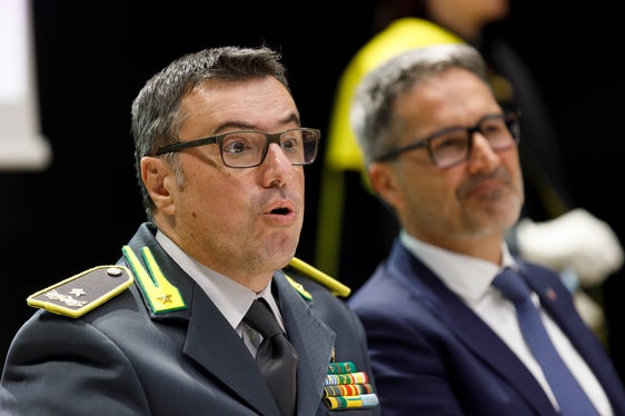 Brigadegeneral Gavino Putzu, der Kommandanten der Finanzpolizei der Region Trentino-Südtirol (von links) und Landeshauptmann Arno Kompatscher unterzeichneten das Protokoll am Donnerstag. (Foto: LPA/Tiberio Sorvillo)