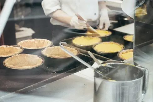 Ein Diplomlehrgang zum Konditormeister beginnt 2022 an der Landesberufsschule in Brixen. Informationen dazu gibt es bei einem Online-Infoabend am 13. Oktober. (Foto: Unsplash)