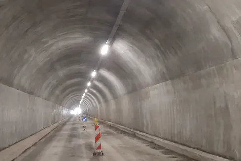 Lunedì 3 ottobre, dopo la sosta estiva, sono ripresi i lavori per il risanamento della galleria della Val d'Ega in direzione Nova Levante (Foto: Ripartizione Infrastrutture)