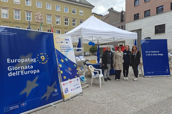 Europe Direct Südtirol hat heute Vormittag anlässlich des Europatags das Friedensprojekt EU vorgestellt und auf Aktionen und Möglichkeiten in Südtirol hingewiesen. Im Bild (von links): Anna Segatini (Europe Direct), Katalin Szabó (Amt für Jugendarbeit), Giada Giuliani (Europe Direct) und Judith Hochkofler (Abteilung Europa) informierten am Silvius-Magnago-Platz mit einem Informationsstand. (Foto: LPA/Ursula Pirchstaller)