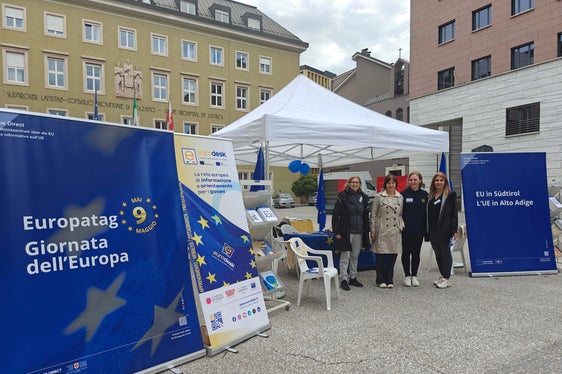 Europe Direct Südtirol hat heute Vormittag anlässlich des Europatags das Friedensprojekt EU vorgestellt und auf Aktionen und Möglichkeiten in Südtirol hingewiesen. Im Bild (von links): Anna Segatini (Europe Direct), Katalin Szabó (Amt für Jugendarbeit), Giada Giuliani (Europe Direct) und Judith Hochkofler (Abteilung Europa) informierten am Silvius-Magnago-Platz mit einem Informationsstand. (Foto: LPA/Ursula Pirchstaller)