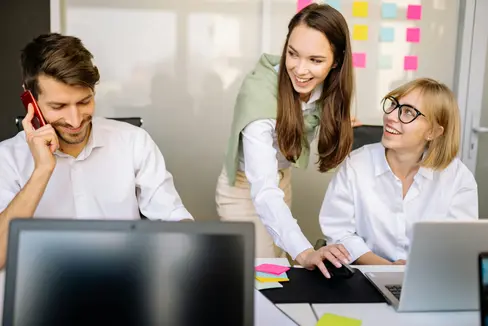 Arbeiten in der Landesverwaltung bietet abwechslungsreiche Aufgaben und viel Kontakt mit Menschen. Interessierte können sich bis 8. September 2025 um eine Stelle als Verwaltungssachbearbeiterin oder Verwaltungssachbearbeiter bewerben. (Foto: Pexels. Das Foto darf nur in Zusammenhang mit dieser Pressemitteilung verwendet werden.)