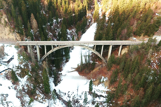 Mit 160 Metern Länge ist die Brücke Eschenlohe auf der Landesstraße im Ultental die zweitlängste Brücke auf Südtirols Landesstraßen. Sie muss umfassend saniert und stabilisiert werden. (Foto: LPA/Landesabteilung Tiefbau)