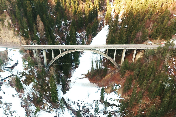 Mit 160 Metern Länge ist die Brücke Eschenlohe auf der Landesstraße im Ultental die zweitlängste Brücke auf Südtirols Landesstraßen. Sie muss umfassend saniert und stabilisiert werden. (Foto: LPA/Landesabteilung Tiefbau)