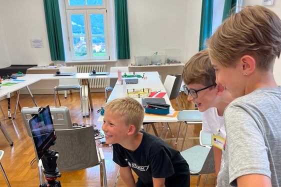 An der Fortbildungsakademie Schloss Rechtenthal in Tramin und an der Fachschule für Land- und Forstwirtschaft Salern in Vahrn tauchten die Kinder in kreative und forschende Lernwelten ein. (Foto: LPA/Arbeitsbereich Begabungs- und Begabtenförderung der Pädagogischen Abteilung der Deutschen Bildungsdirektion/Lara Matzneller)