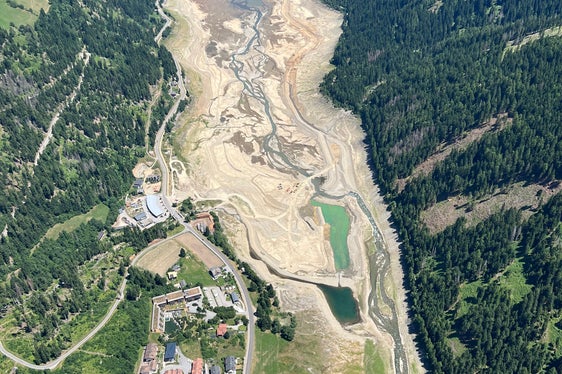 Der Zoggler Stausee oberhalb von St. Walburg muss entleert werden, um Zugang zu der Stelle haben zu können, an der seit dem 13. Mai Wasser austritt. (Foto: LPA/Fischerverein Ultental)