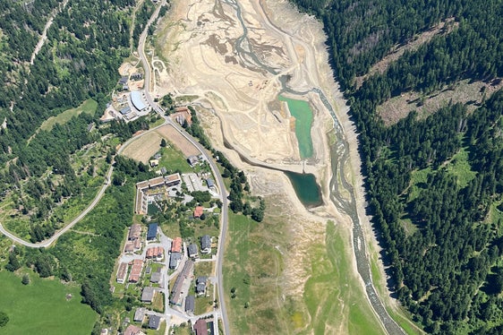 Il bacino artificiale di Zoccolo, situato a Santa Valburga, deve essere svuotato per poter accedere al punto in cui dal 13 maggio si registra una fuoriuscita d'acqua. (Foto: USP/Associazione pescatori Val d'Ultimo)