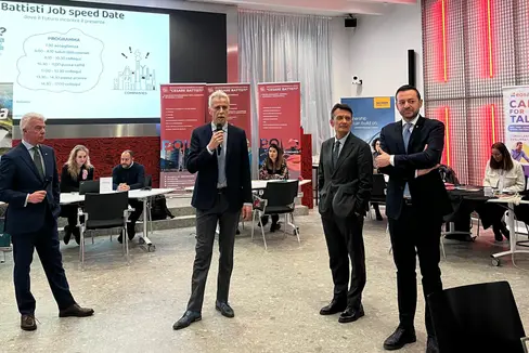 Scuola e mondo del lavoro si rapportano. La giornata dedicata al Battisti Job Speed. Nella foto (da sinistra) Nicola Calabrò, amministratore delegato e direttore di Cassa di Risparmio, il dirigente scolastico Paolo Rech, il sovrintendente scolastico Vincenzo Gullotta e il vicepresidente Marco Galateo. (Foto: USP)