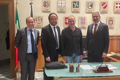 Die Delegation der Südtiroler Landesregierung beim ersten Treffen mit Calderoli als neuem Regionenminister: (v.l.) LH-Stellvertreter Giuliano Vettorato, LR Achammer, Minister Calderoli, LH Kompatscher (Foto: LPA)