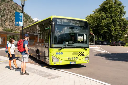 La Giunta provinciale ha approvato le nuove linee guida per la concessione di contributi per la realizzazione e l'adeguamento delle fermate degli autobus del trasporto pubblico locale. (Foto: IDM/Manuela Tessaro)