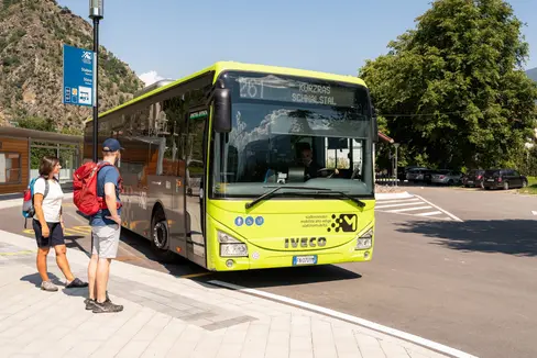 La Giunta provinciale ha approvato le nuove linee guida per la concessione di contributi per la realizzazione e l'adeguamento delle fermate degli autobus del trasporto pubblico locale. (Foto: IDM/Manuela Tessaro)