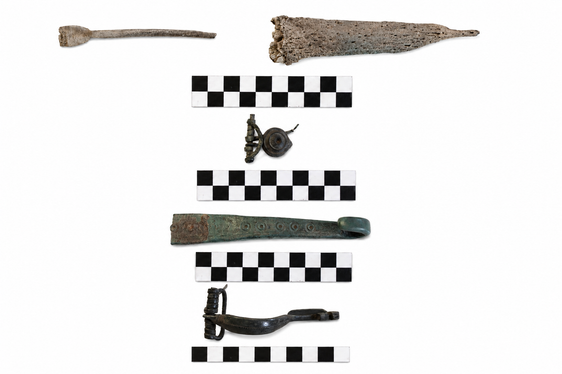 Reperti archeologici in osso e bronzo (intorno al 500 a.C.). (Foto: Ufficio Beni archeologici)