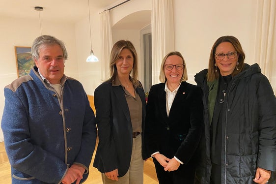 Soddisfatti dei risultati raggiunti finora (nella foto da sinistra): Friedl Sapelza della Cooperativa per la formazione continua e per lo sviluppo regionale (GWR) Spondinig, Valeria Cenacchi della Direzione generale Politica regionale della Commissione europea, l'assessora altoatesina all'Europa Magdalena Amhof e Gabriella Binkert Becchetti della regione Bassa Engadina-Val Müstair (CH). (Foto: USP/Ripartizione Europa)