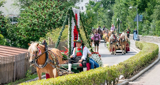 Stadtfest Bruneck 2023: Festlich geschmückte Pferdegespanne beim traditionellen Umzug durch Bruneck (Foto: Stadtfest Bruneck/Martin Corradini)