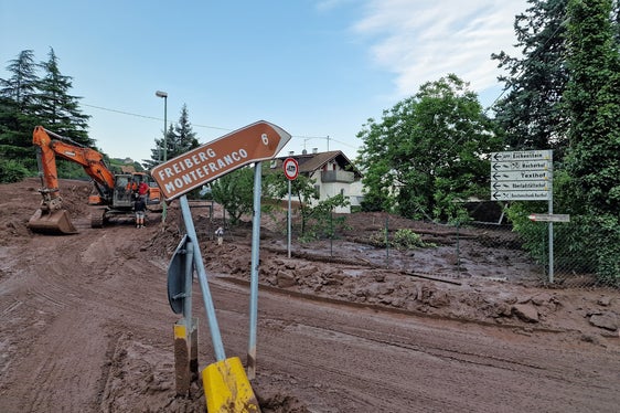 Nach einem Murabgang im Weißplatterbach am Sonntag, 28. Juni, um 17 Uhr führt das Amt für Wildbach- und Lawinenverbauung Süd in der Agentur für Bevölkerungsschutz Aufräumarbeiten durch. (Foto: LPA/Amt für Wildbach- und Lawinenverbauung Süd in der Agentur für Bevölkerungsschutz)