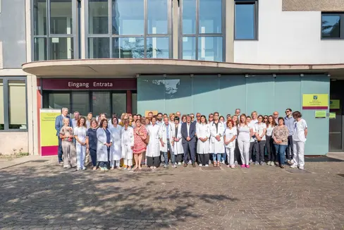 Eröffnung des neuen Gemeinschaftshauses Loew-Cadonna in Bozen: Gruppenbild mit den Mitarbeitenden und Gesundheitslandesrat Hubert Messner (vorne 10. von links) vor dem Gemeinschaftshaus. (Foto: LPA/Greta Stuefer)
