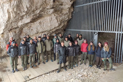 Gli assistenti stagionali per le aree protette durante la visita alle grotte del Conturines. (Foto: ASP/Ufficio Natura)
