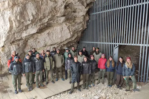 Gli assistenti stagionali per le aree protette durante la visita alle grotte del Conturines. (Foto: ASP/Ufficio Natura)