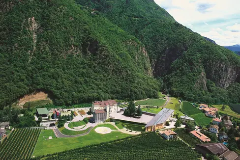 Die Landesfeuerwehrschule Südtirol führt seit 1966 Lehrgänge für die Freiwilligen Feuerwehren Südtirols durch. Der Sitz wurde im Jahre 1989 von Bozen nach Vilpian (im Bild) verlegt. (Foto: LPA/Landesfeuerwehrschule)
