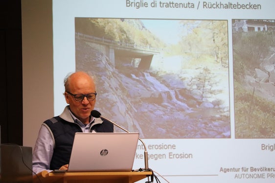 Fabio de Polo, direttore dell’Area funzionale bacini montani dell’Agenzia per la Protezione civile, ha posto all'attenzione dei presenti l’attuale programma destinato alle misure di controllo dei torrenti in Alto Adige. (Foto: ASP/Maja Clara)