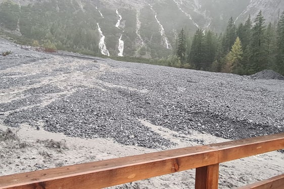 A causa delle forti piogge nella regione dell'Ortles, durante la notte si è staccata una colata di fango dal torrente Rio Vedretta del Circo. I lavori di pulizia sono in corso sul posto, ma sono limitati dall'interruzione della strada di accesso. (Foto: USP/Ufficio sistemazione bacini montani ovest)