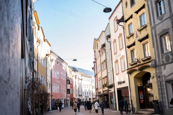 Wirtschaftliche Entwicklung und Leerstandsmanagement, Deckung des Wohnbedarfs und Erhöhung der Lebensqualität sind einige der Themen, auf die das Gemeindeentwicklungsprogramm für die nächsten zehn Jahre Antworten geben will. Im Bild die Brunecker Innenstadt. (Foto: LPA/Fabio Brucculeri)