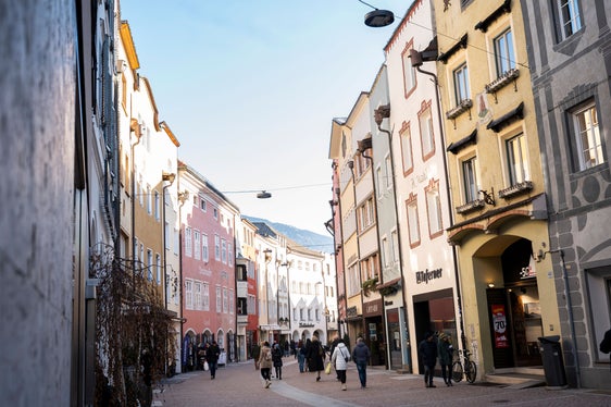 Wirtschaftliche Entwicklung und Leerstandsmanagement, Deckung des Wohnbedarfs und Erhöhung der Lebensqualität sind einige der Themen, auf die das Gemeindeentwicklungsprogramm für die nächsten zehn Jahre Antworten geben will. Im Bild die Brunecker Innenstadt. (Foto: LPA/Fabio Brucculeri)