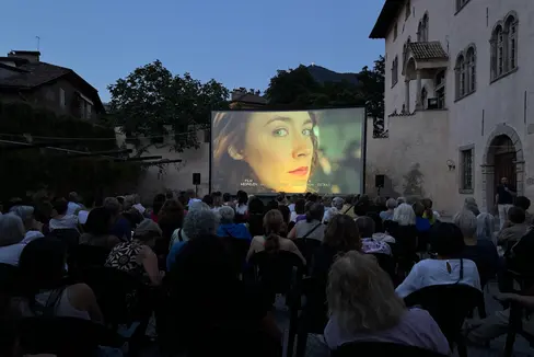 Großes Kino unter freiem Himmel: Im Hof von Ansitz Rottenbuch in Bozen werden im August donnerstags Filme gezeigt, der Eintritt ist frei. Parallel dazu wird im benachbarten Lesesaal der Landesbibliothek Teßmann ein Kinderfilm gezeigt. (Foto: LPA/Landesbibliothek Dr. Friedrich Teßmann)