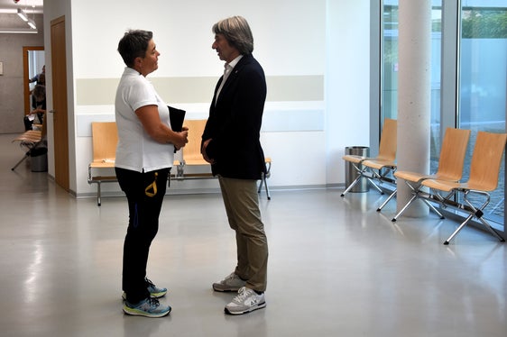 Il servizio di assistenza infermieristica e domiciliare e in particolare l'assistenza palliativa sono esempi eccellenti della buona assistenza sanitaria nei distretti, ha detto l'assessore provinciale alla Prevenzione sanitaria e salute Hubert Messner durante un colloquio con Doris Fischnaller, vice coordinatrice del settore infermieristico del Distretto sanitario di Bressanone e del Servizio per le dipendenze. (Foto: USP/Angelika Schrott)