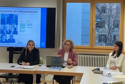 La Difensora civica, Gabriele Morandell (al centro) e la Garante per l’infanzia e l’adolescenza Daniela Höller (a destra), hanno presentato le rispettive attività alla Commissione provinciale per le pari opportunità presieduta da Ulrike Oberhammer (a sinistra) (Foto: ASP/Ufficio Donne)