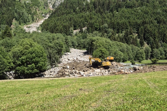 Im Steinzgerbach in Antholz-Obertal wurden etwa 20.000 Kubikmeter Material mobilisiert und verlegten bei der Mündung den Antholzerbach; die Wildbachverbauung hat mit den Aufräum- und Wiederherstellungsarbeiten begonnen. (Foto: LPA/Amt für Wildbach- und Lawinenverbauug Ost in der Agentur für Bevölkerungsschutz)