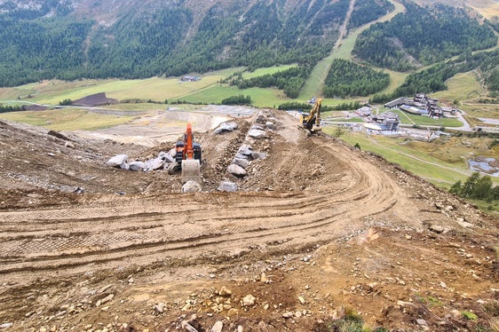 Lawinenablenkdamm zum Schutz der Landesstraße und zweier Parkplätze in Kurzras in Schnals (Foto: LPA/Landesamt für Wildbach- und Lawinenverbauung West in der Agentur für Bevölkerungsschutz/Martin Eschgfäller)