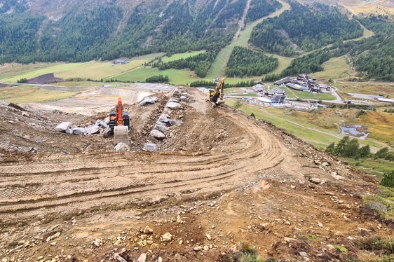 Lawinenablenkdamm zum Schutz der Landesstraße und zweier Parkplätze in Kurzras in Schnals (Foto: LPA/Landesamt für Wildbach- und Lawinenverbauung West in der Agentur für Bevölkerungsschutz/Martin Eschgfäller)