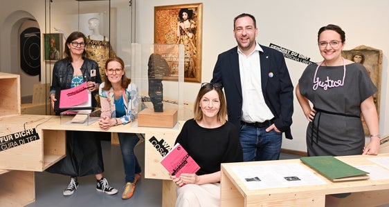 Foto di gruppo della mostra “„GERECHT? Geschichten über soziale Ungleichheiten”: (da sinistra) le curatrici Lisa Noggler (Tiroler Landesmuseen) e Christine Weirather (presidente dell’associazione Tiroler Museen TiMus e direttrice del Museo civico di Hall in Tirol), la mediatrice culturale Katharina Walter, Karl C. Berger (direttore del Museo tirolese di arte popolare) e la curatrice Jutta Profanter (Tiroler Landesmuseen) (Foto: Martin Vandory)