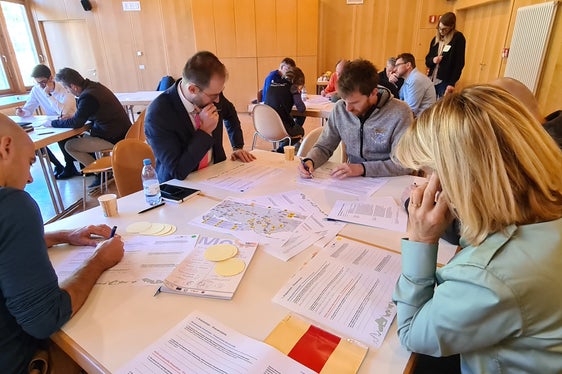 Expertinnen und Experten in den Bereichen Prävention, Vorbereitung, Einsatz und Wiederherstellung haben sich zur Diskussion über Klimaprojektionen und notwendige Maßnahmen zusammengeschlossen und untereinander ausgetauscht, um die Zusammenarbeit zwischen den einzelnen Phasen des Risikomanagements zu stärken. (Foto: LPA/Agentur für Bevölkerungsschutz)