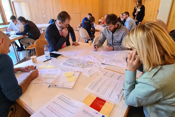 Expertinnen und Experten in den Bereichen Prävention, Vorbereitung, Einsatz und Wiederherstellung haben sich zur Diskussion über Klimaprojektionen und notwendige Maßnahmen zusammengeschlossen und untereinander ausgetauscht, um die Zusammenarbeit zwischen den einzelnen Phasen des Risikomanagements zu stärken. (Foto: LPA/Agentur für Bevölkerungsschutz)