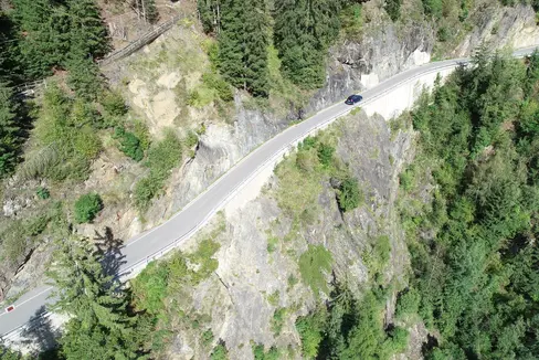 Die Landesregierung hat den Ausbau eines weiteren, über 400 Meter langen Abschnitts der Landesstraße 113 in sehr steilem Gelände vor der Ortschaft Stuls im hinteren Passeiertal genehmigt. (Foto: LPA/Landesamt für Straßenbau West)