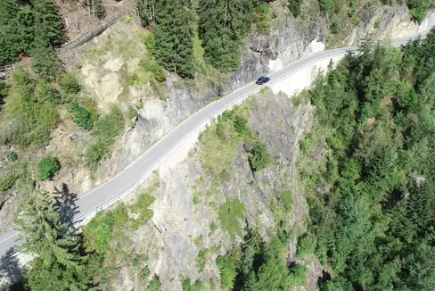 Die Landesregierung hat den Ausbau eines weiteren, über 400 Meter langen Abschnitts der Landesstraße 113 in sehr steilem Gelände vor der Ortschaft Stuls im hinteren Passeiertal genehmigt. (Foto: LPA/Landesamt für Straßenbau West)