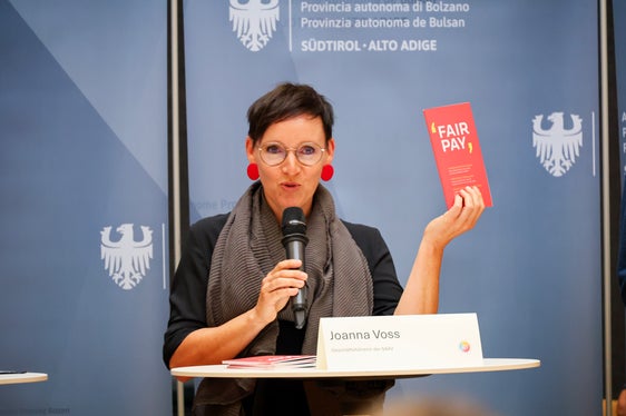 Joanna Voss, direttrice di SAAV, ha sottolineato che nel settore letterario solo gli autori di bestseller possono vivere con le sole vendite dei libri. La SAAV ha elaborato un opuscolo sul FairPay e raccomandazioni sulle tariffe. (Foto: USP/Clara Masiero)