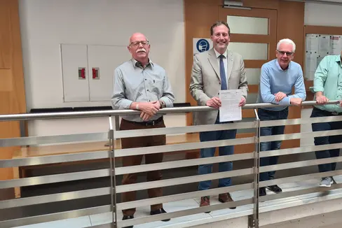 L'assessore Bessone con il vicepresidente del CAI, il presidente dell'AVS e gli altri membri della commissione rifugi (Foto: ASP)