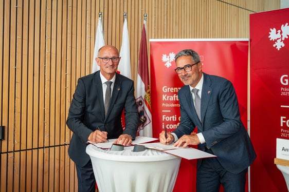 Il presidente dell’Euregio e capitano del Tirolo Anton Mattle (da sinistra) e il presidente della Provincia autonom adi Bolzano Arno Kompatscher firmano al Castello di Trautson la dichiarazione d’intenti per l’ulteriore sviluppo del Tour of the Alps. (Foto: Land Tirol/Fitsch)