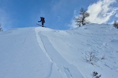 Lo scorso inverno è stato caratterizzato da numerose segnalazioni di valanghe innescate e segnali di allarme. L'immagine mostra un distacco di un lastrone sul Golatsch, sopra Predoi, in Valle Aurina. (Foto: Servizio prevenzione valanghe Alto Adige)