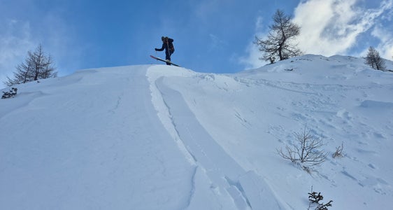 Lo scorso inverno è stato caratterizzato da numerose segnalazioni di valanghe innescate e segnali di allarme. L'immagine mostra un distacco di un lastrone sul Golatsch, sopra Predoi, in Valle Aurina. (Foto: Servizio prevenzione valanghe Alto Adige)