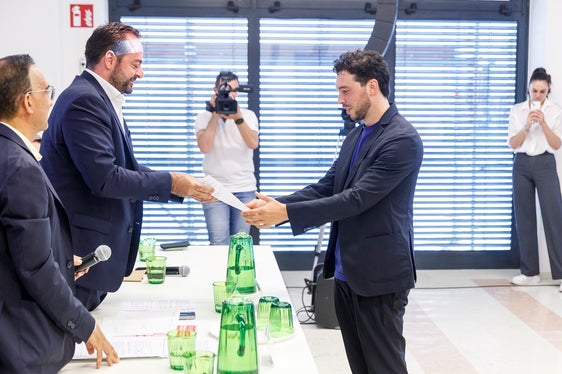 Landesrat Galateo überreicht Santiago Torresagasti den Piero-Siena-Preis 2024 (Foto: LPA/Tiberio Sorvillo)