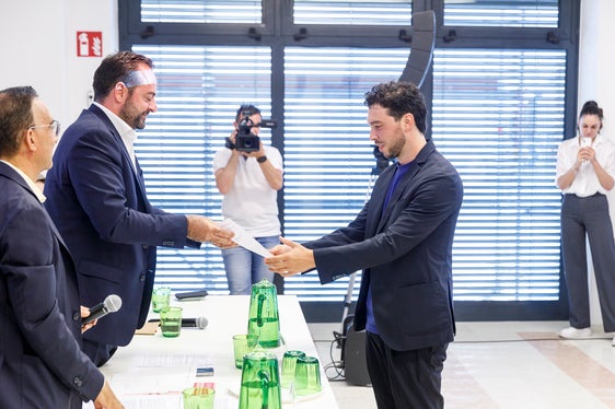 Il vicepresidente Galateo ha consegnato ieri a Santiago Torresagasti il primo premio del Siena 2024 (Foto: ASP/Tiberio Sorvillo)