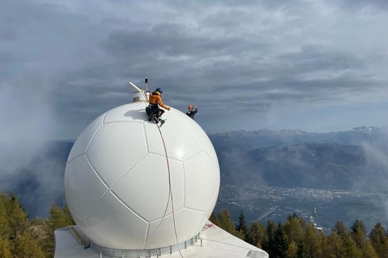 In diesen Tagen wurde auf dem Turm aus Stahlbeton, in dem das neue Radargerät untergebracht ist, das Radom installiert, das die Antenne vor Witterungseinflüssen schützt. (Foto: LPA/Dienst für Risikoprävention und CUE Trient)