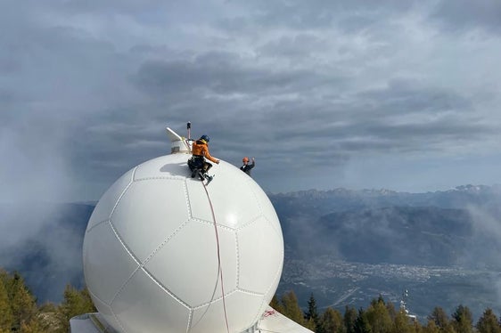 La struttura - trasportata in montagna via terra a bordo di un camion - è composta da moduli pentagonali e ricorda per questo un grande pallone da calcio: (Foto: ASP/Servizio Prevenzione Rischi e CUE Trento)
