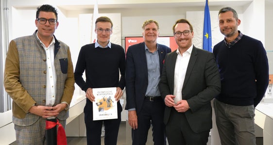 Nach der Banddurchschneidung des Olympia-Ausstellungteils im Euregio-Infopoint : (von links) Matthias Fink, Landeshauptmann-Stellvertreter Philip Wohlgemuth, Matthias Egger, Wolfgang Meixner und Christian Rainer (Foto: Land Tirol/Trenker)