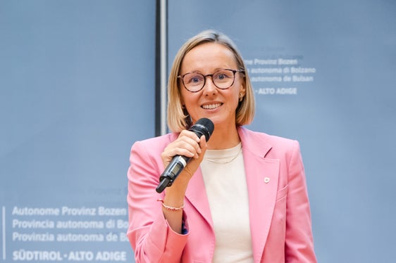 “Con la ‘Stella al merito del lavoro’ rendiamo omaggio alla dedizione speciale, alle competenze professionali e all’impegno esemplare dei lavoratori e delle lavoratrici dell’Alto Adige”, sottolinea l’assessora provinciale al Lavoro Magdalena Amhof. (Foto: USP/Bernard Aichner)