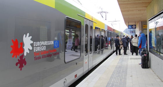 Am 9. November ist wieder Euregio-Mobilitätstag: Mit gültigen Abos können Züge (im Bild am Bahnhof Bozen), Busse und bestimmte Seilbahnen des regionalen öffentlichen Personennahverkehrs in allen Euregio-Ländern genutzt werden. (Foto: LPA)